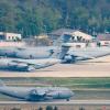 Eine Maschine der United States Air Force rollt auf der US-Air Base Ramstein zum Start. Zahlreiche Verteidigungsminister und ranghohe Militärs beraten erneut über weitere Unterstützung der Ukraine.