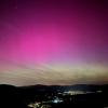 Polarlichter erscheinen über dem Dreisamtal im Schwarzwald bei Freiburg.