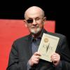 Schriftsteller Salman Rushdie mit seinem neuen Buch «Knife. Gedanken nach einem Mordversuch».