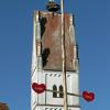 Schon zusammengefunden? Dieses Storchenpaar belegt seit einiger Zeit den Horst auf dem Kirchturm in Zusamzell.