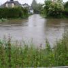 Hier mündet der Bliensbach, der kein kleiner Bach mehr ist, in den Wertinger Zusamkanal. Wie an vielen Orten versuchen Anwohner, mit Sandsäcken ihre Häuser vor einer Überflutung zu sichern. 