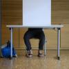Ein Mann sitzt während der Europawahl in einer Wahlkabine, um seinen Wahlzettel auszufüllen. Die Europawahl begann am 6. Juni und in Deutschland wird am 9. Juni gewählt. In Sachsen sind Kommunalwahlen und zeitgleich die Europawahl.