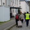 Geflüchtete kommen an einer Asylunterkunft in Trier an. Vor dem Spitzentreffen von Bund und Ländern hat der Städtetag auf die Probleme bei der Unterbringung von Geflüchteten hingewiesen.