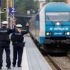 Bundespolizisten weisen per Handzeichen den Lokführer eines Zuges aus Prag in Richtung München darauf hin, dass sie zusteigen werden.