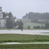 Die anhaltenden Regenfälle sorgen im Landkreis Aichach-Friedberg für Überschwemmungen. Feuerwehren sind im Dauereinsatz.