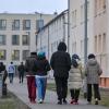 Asylsuchende gehen über das Gelände der Zentralen Erstaufnahmeeinrichtung für Asylbewerber des Landes Brandenburg in Eisenhüttenstadt.