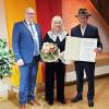 Höchstädts Bürgermeister Gerrit Maneth zeichnete Rudolf Kimmerle (rechts) mit der Bürgermedaille der Stadt aus. Bei der Verleihung ist auch Ehefrau Eva-Maria Kimmerle dabei. 