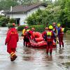 In Günzburg müssen Menschen aus Häusern gerettet werden, bevor weitere Wassermassen kommen. Der Verkehr wird von Polizei und Einsatzkräften geregelt.