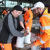 Etwa 2000 Sandsäcke wurden jetzt von freiwilligen Helfern im Kieswerk Reichhardt in Höchstädt gefüllt. 