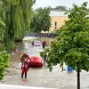 In Günzburg müssen Menschen aus Häusern gerettet werden, bevor weitere Wassermassen kommen. Der Verkehr wird von Polizei und Einsatzkräften geregelt.