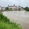 In Neuburg steigt der Wasserstand der Donau immer weiter an.