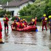 In Günzburg müssen Menschen aus Häusern gerettet werden, bevor weitere Wassermassen kommen. Der Verkehr wird von Polizei und Einsatzkräften geregelt.