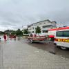 In Günzburg müssen Menschen aus Häusern gerettet werden, bevor weitere Wassermassen kommen. Der Verkehr wird von Polizei und Einsatzkräften geregelt.