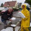 Kampf gegen das Hochwasser: Harald Edin und Meike Bischof schleppen in Wertingen Sandsäcke. 