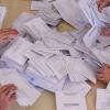 Zahlreiche Wahlhelfer nehmen sich bei der Stimmenauszählung die Umschläge mit den Briefwahlstimmen zur Europawahl. Die Europawahl begann am 6. Juni. In Deutschland wurde am 9. Juni gewählt.