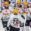 Ziga Jeglic (r) von Pinguins Bremerhaven jubelt nach einem Treffer mit seinen Teamkollegen.