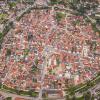 Wemding Altstadt Luftbild
Die Altstadt von Wemding aus der Luftperspektive von Osten her. Wie ein grünes Band umschließt der historische Stadtgraben das Zentrum.