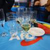 Teilweise ausgetrunkene Gläser sind bei der Wahlparty in der AfD-Parteizentrale im Rahmen der Europawahl zu sehen.
