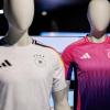 So sehen die Trikots der deutschen Nationalmannschaft der Männer für die Heim-EM aus. Bis 2027 wird Adidas den DFB noch ausstatten – dann übernimmt Nike.