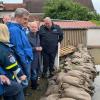 Olaf Scholz machte sich zusammen mit Markus Söder und Innenministerin Nancy Faeser ein Bild von der Hochwasserlage in Reichertshofen.