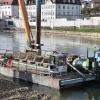 Mit einem Spezialboot (Klappschute) werden in Donauwörth derzeit große Mengen Kies und Steine auf den Fluss geschafft und nach und nach in diesem versenkt, um seine Sohle zu stabilisieren.