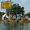 Die Ortschaft Straß-Moos trafen mehrere Jahrhundertfluten. Hier sehen sich die früheren Abgeordneten Rudolf Peterke und Christine Haderthauer um.