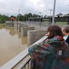 Die vom Hochwasser betroffenen Anlieger in Stepperg forderten die Öffnung des Polders. Bürgermeister Georg Hirschbeck zeigt sich dagegen skeptisch. Die Öffnung des Polders brauche eine exakte Vorbereitung und Klärung des Schadensersatzes für die gefluteten Felder. Beides sei derzeit nicht der Fall.