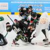 Eishockey
Beide Mannschaften lieferten sich einen tollem Zweikampf (im Bild Toms Prokopovics vom EHC Königsbrunn in schwarz und Tomas Plihal beim Bully).
EHC Königsbrunn
