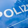 Der Schriftzug „Polizei“ ist auf einem Streifenwagen zu lesen.