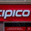 Das Logo von Tipico, einem Anbieter von Sportwetten, ist über dem Eingang zu einer Filiale des Wettbüros angebracht.