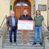 Bürgermeister Alois Mayer (links) nahm den Spendenscheck für vom Hochwasser betroffenen Bürger von Matthias Scharpf (Mitte) und seinem Bruder Simon Scharpf (rechts) dankend entgegen. 
