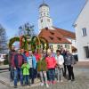 Illertissens Bürgermeister Jürgen Eisen zollte den Ehrenamtlichen, die den Osterbrunnen geschmückt haben, seine Anerkennung.