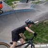 Bei der Eröffnung des Pumptracks in Stadtbergen zeigten einige Jugendliche, wie gut sie bereits mit Mountainbikes und Rollern Tricks auf dem Track machen können.