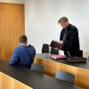 Der Angeklagte, hier mit seinem Verteidiger Michael Weiss, soll Mitglied einer Schockanrufer-Bande sein. Der 27-Jährige muss sich vor dem Augsburger Landgericht verantworten.
