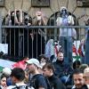Pro-Palästinensischen Demonstranten haben sich im Innenhof am Zaun der Berliner Humboldt-Universität (HU) versammelt.