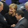 Merkel und Trittin (l) kennen sich aus vielen Jahren parlamentarischer Arbeit.