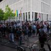 Propalästinensische Demonstranten stehen auf einer Straße in der Nähe des Instituts für Sozialwissenschaften der Berliner Humboldt-Universität (HU).
