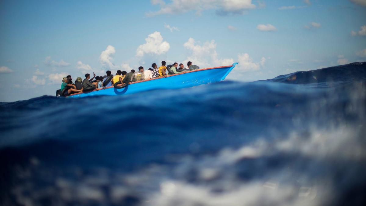 Refugee drama: Refugee boat capsizes shortly before the Canary Island of ...