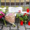 Kerzen, Blumen und ein Blatt Papier mit der Aufschrift „Gegen Terror“ stehen am Tatort auf dem Marktplatz in Mannheim.