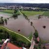 Unser Luftbild zeigt den Damm bei Westendorf, im Hintergrund Kühlenthal. Der Nachbarort Nordendorf wartet bislang vergebens auf einen besseren Hochwasserschutz. 