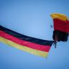 Fallschirmspringer der Bundespolizei mit Deutschlandfahne beim Staatsakt zu «75 Jahre Grundgesetz».