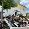 In Günzburg türmen sich nach dem Jahrhunderthochwasser beschädigte Gegenstände auf den Straßen. 