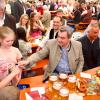 Zum politischen Frühschoppen am Muttertag kam Markus Söder ins Festzelt nach Wasserburg. Selfies mit dem Ministerpräsidenten waren heiß begehrt.