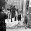 Sein Bild ging um die Welt: Der Volkspolizist Conrad Schumann floh im August 1961 während des Mauerbaus in den Westen. Er war der erste DDR-Flüchtling in Uniform und blieb der einzige, dessen Flucht fotografiert und gefilmt wurde. 