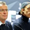 Leipzigs Trainer und Sportdirektor Ralf Rangnick (l) spricht während der Pressekonferenz, neben ihm Spieler Yussuf Poulsen.