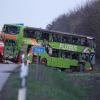 Ein Kran steht zur Bergung eines verunglückten Reisebusses an der Unfallstelle auf der A9 bereit.