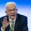 Winfried Kretschmann (Bündnis 90/Die Grünen), Ministerpräsident von Baden-Württemberg, nimmt im Dezember 2023 an einer Landespressekonferenz teil.