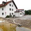 Die anhaltenden Regenfälle sorgen im Landkreis Aichach-Friedberg für Überschwemmungen. Feuerwehren sind im Dauereinsatz.