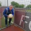 Im Kunstrasen-Käfig in Schwenningen fühlt sich Werner Jaworski auch mit 61 Jahren pudelwohl. Fast wöchentlich kickt er im Frühjahr und Sommer dort mit AH-Spielern aus der Region aus Spaß an der Freud. Fotos: 