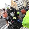 Kalt erwischt vom Dauerregen wurden die ungarischen Radfahrer Radfahrer (von links) Barna Medgyesi, Gabor Agardi und Istvan Fancsalszkiaus auf dem Augsburger Rathausplatz. Sie sind auf der Romantischen Straße Richtung Schweiz unterwegs.
